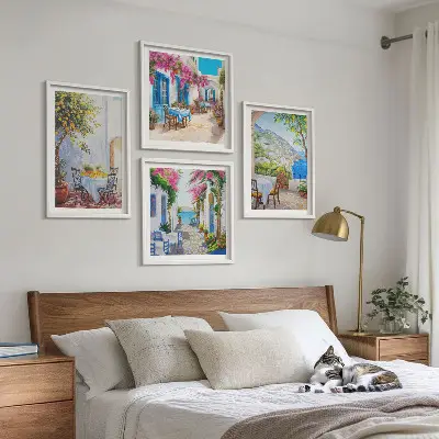 Billedvæg med charmerende gader og planter til ophæng over sofaen