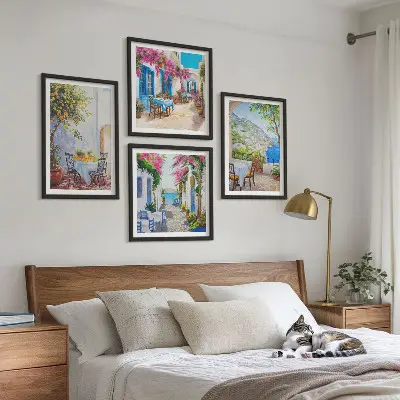 Billedvæg med charmerende gader og planter til ophæng over sofaen