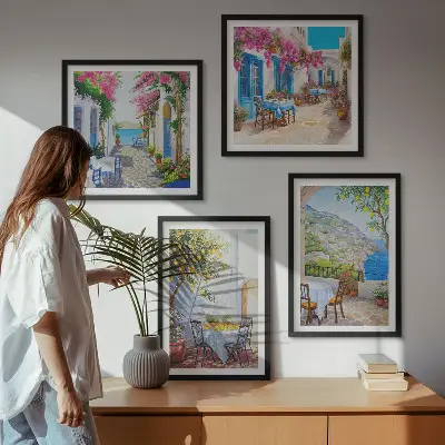 Billedvæg med charmerende gader og planter til ophæng over sofaen