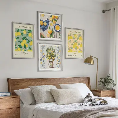 Billedvæg over sofa med motiv af italienske citrusfrugter