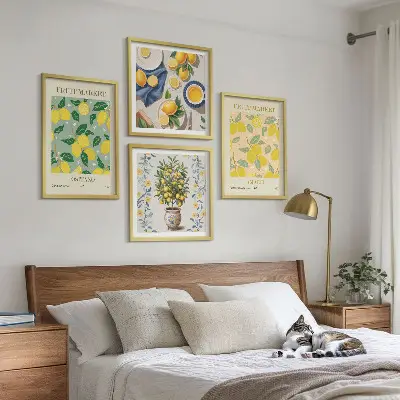 Billedvæg over sofa med motiv af italienske citrusfrugter