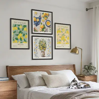 Billedvæg over sofa med motiv af italienske citrusfrugter