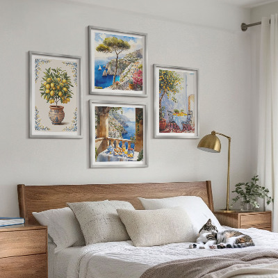 Billedvæg over sofa Bord med havcitrontræ