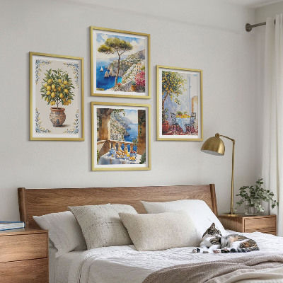Billedvæg over sofa Bord med havcitrontræ