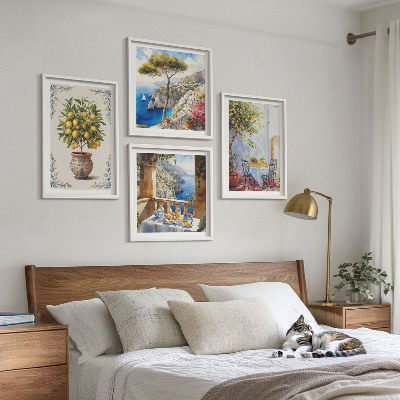 Billedvæg over sofa Bord med havcitrontræ