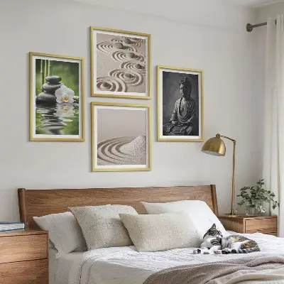 Billedvæg over sofa med afslappende Buddha på stranden