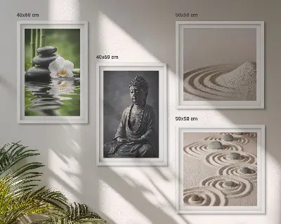 Billedvæg over sofa med afslappende Buddha på stranden