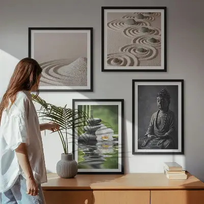 Billedvæg over sofa med afslappende Buddha på stranden