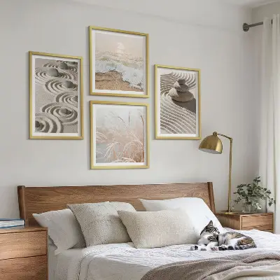 Billedvæg med bølger, sand, vand og sten motiver af strand ved sofa