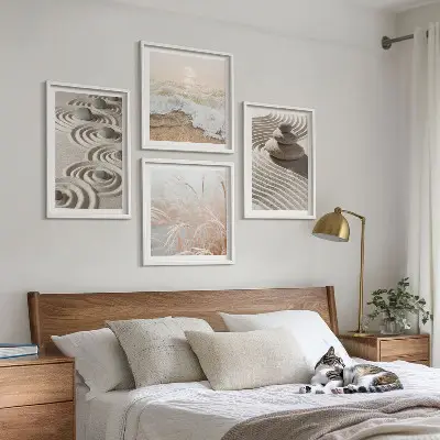 Billedvæg med bølger, sand, vand og sten motiver af strand ved sofa