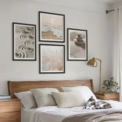 Billedvæg med bølger, sand, vand og sten motiver af strand ved sofa