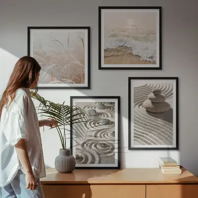 Billedvæg med bølger, sand, vand og sten motiver af strand ved sofa