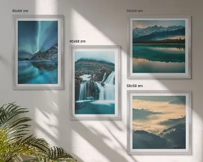 Billedvæg over sofa med vinterlandskaber af vandfald og nordlys