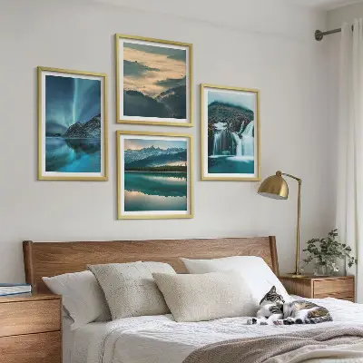 Billedvæg over sofa med vinterlandskaber af vandfald og nordlys