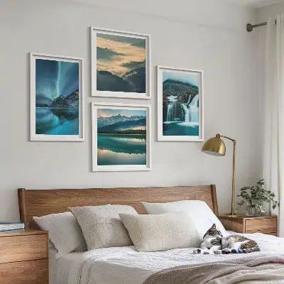 Billedvæg over sofa med vinterlandskaber af vandfald og nordlys