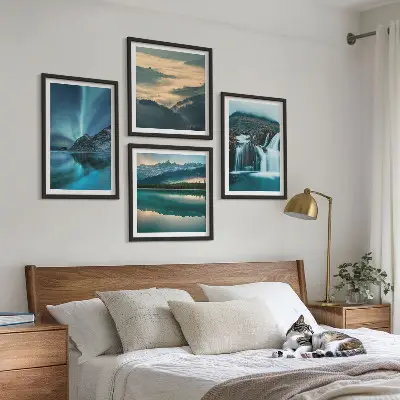 Billedvæg over sofa med vinterlandskaber af vandfald og nordlys