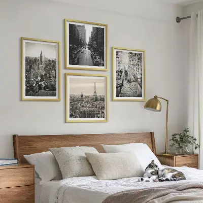 Billedvæg over sofa med motiv af udsigt over Paris og New York-trappen