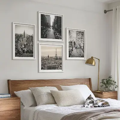 Billedvæg over sofa med motiv af udsigt over Paris og New York-trappen
