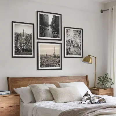 Billedvæg over sofa med motiv af udsigt over Paris og New York-trappen