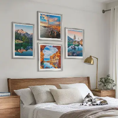 Billedvæg over sofa bjergsøer med reflekterende klipper