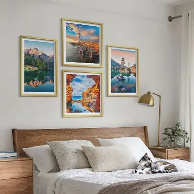 Billedvæg over sofa bjergsøer med reflekterende klipper