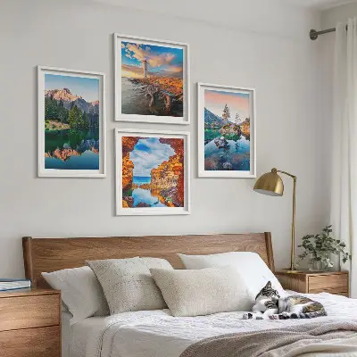 Billedvæg over sofa bjergsøer med reflekterende klipper