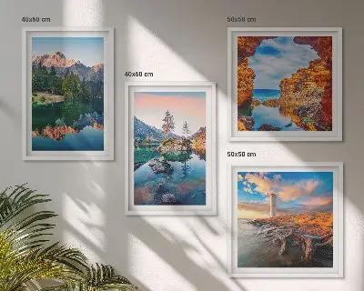 Billedvæg over sofa bjergsøer med reflekterende klipper