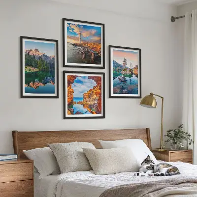 Billedvæg over sofa bjergsøer med reflekterende klipper