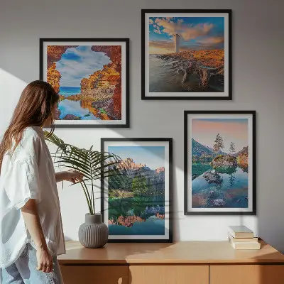 Billedvæg over sofa bjergsøer med reflekterende klipper