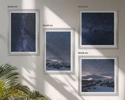 Billedvæg over sofa med motiv af nattehimmel, bjerge og stjerner
