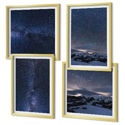 Billedvæg over sofa med motiv af nattehimmel, bjerge og stjerner