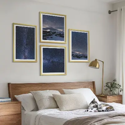 Billedvæg over sofa med motiv af nattehimmel, bjerge og stjerner