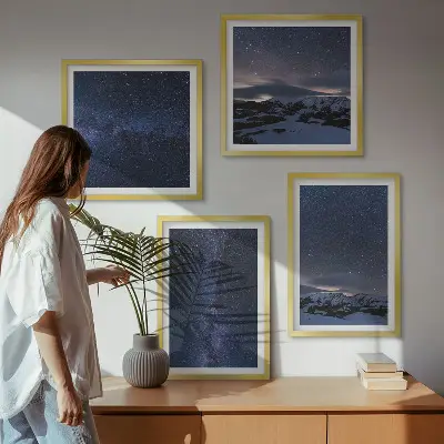 Billedvæg over sofa med motiv af nattehimmel, bjerge og stjerner
