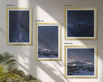 Billedvæg over sofa med motiv af nattehimmel, bjerge og stjerner