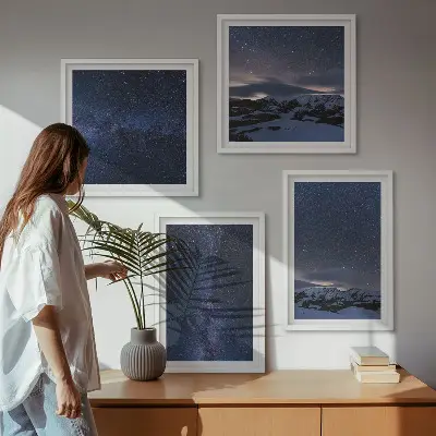 Billedvæg over sofa med motiv af nattehimmel, bjerge og stjerner