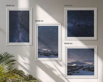 Billedvæg over sofa med motiv af nattehimmel, bjerge og stjerner