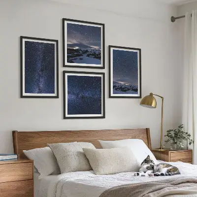 Billedvæg over sofa med motiv af nattehimmel, bjerge og stjerner