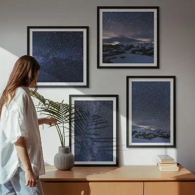 Billedvæg over sofa med motiv af nattehimmel, bjerge og stjerner