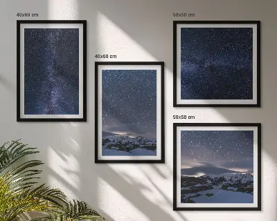 Billedvæg over sofa med motiv af nattehimmel, bjerge og stjerner