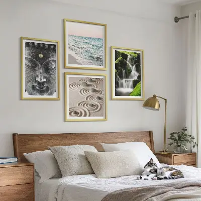 Billedvæg over sofa med motivet Naturens fred med Buddha