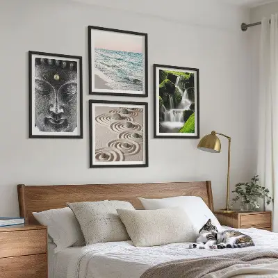 Billedvæg over sofa med motivet Naturens fred med Buddha