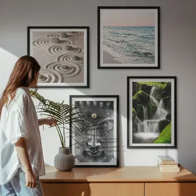 Billedvæg over sofa med motivet Naturens fred med Buddha