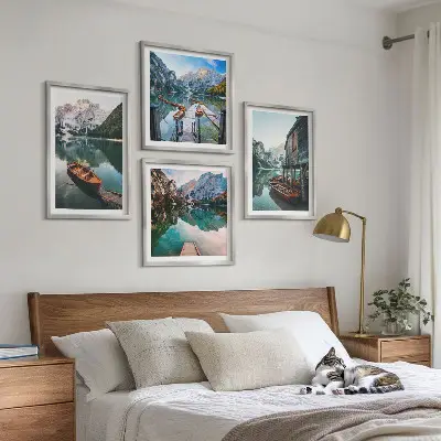 Billedsæt med ramme med motiver af sø, bjerge, både og sommerhus