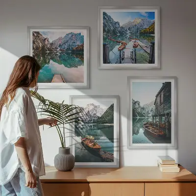 Billedsæt med ramme med motiver af sø, bjerge, både og sommerhus