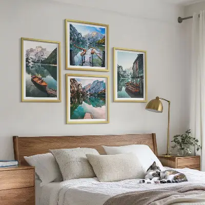 Billedsæt med ramme med motiver af sø, bjerge, både og sommerhus