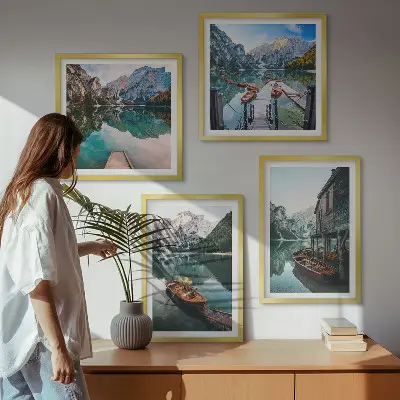 Billedsæt med ramme med motiver af sø, bjerge, både og sommerhus