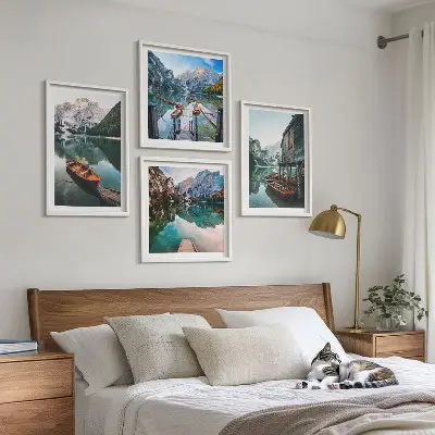 Billedsæt med ramme med motiver af sø, bjerge, både og sommerhus