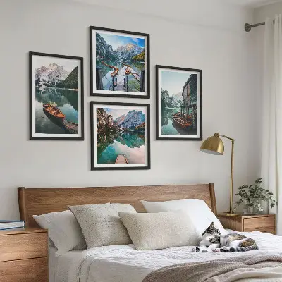 Billedsæt med ramme med motiver af sø, bjerge, både og sommerhus