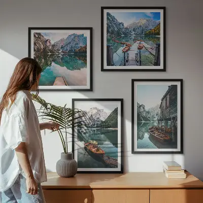 Billedsæt med ramme med motiver af sø, bjerge, både og sommerhus