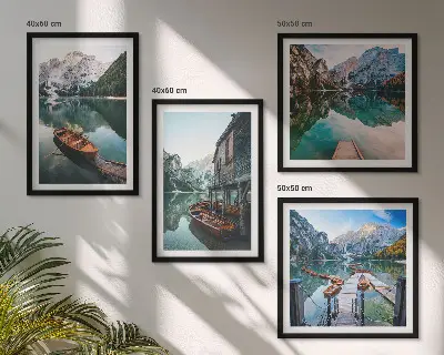 Billedsæt med ramme med motiver af sø, bjerge, både og sommerhus